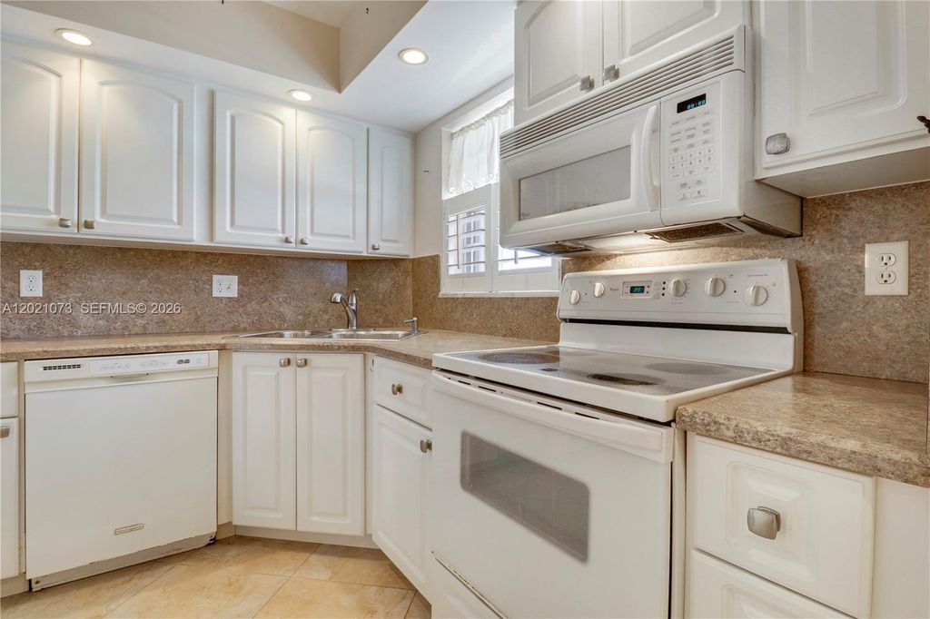 Photo of 18081 SE Country Club Dr #13-121, Jupiter, FL 33469 (MLS # A12021073)