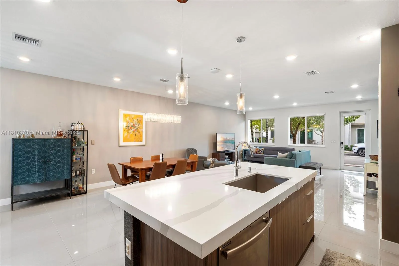 Doral, Florida 33178, United States, 3 Bedrooms Bedrooms, ,3 BathroomsBathrooms,Residential,Pending,140448