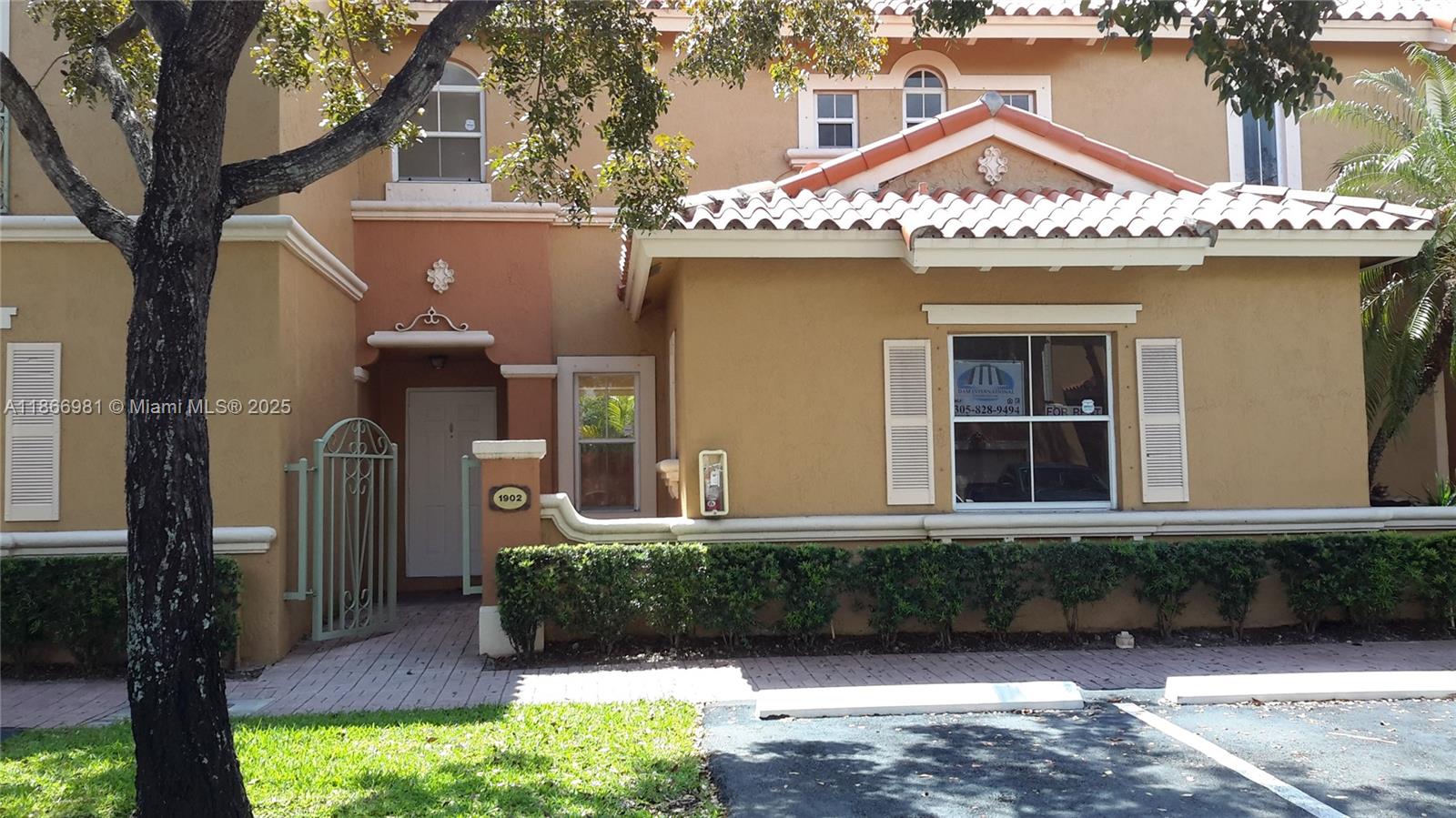 GREAT 2 STORY TOWNHOME WITH 3 BEDROOMS & 3 BATHROOMS. AMPLE MASTER BEDROOM W/WALK IN CLOSET, WASHER/DRYER INSIDE UNIT. 1 BED/BATH ON 1ST FLOOR. NO PETS ARE ALLOW, GOOD CREDIT IS REQUIRED, NO EVICTIONS. 2 PARKING SPACES ARE ASSIGNED AT FRONT OF THE UNIT (NO MORE OF 2 VEHICLES) NO COMMERCIAL VEHICLES. GATED COMMUNITY, POOL & PLAY AREA. ANY PERSON ABOVE 18 YEARS OLD MUST BE ADDED IN THE LEASE & MUST APPLY W/ THE ASSOCIATION. FOR EACH APPLICANT IS REQUIRED TO PRESNT ORIGINAL & CLEAN RECENT POLICE REPORT, FULL CREDIT REPORT, PROOF OF INCOME 3 LAST PAY STUBS, 2 LAST BANK STATEMENTS & THE LAST 2 INCOME TAXES, TENANTS PAY THE EXTRA $1,500. ASSOCIATION SECURITY AT APPLICATION TIME. PLUS TENANT PAY TO THE ASSOCIATION $60. FOR 2 CAR DECALS AT APPLICATION. & $150. FOR EACH APPLICANT ABOVE 18YEARS OLD