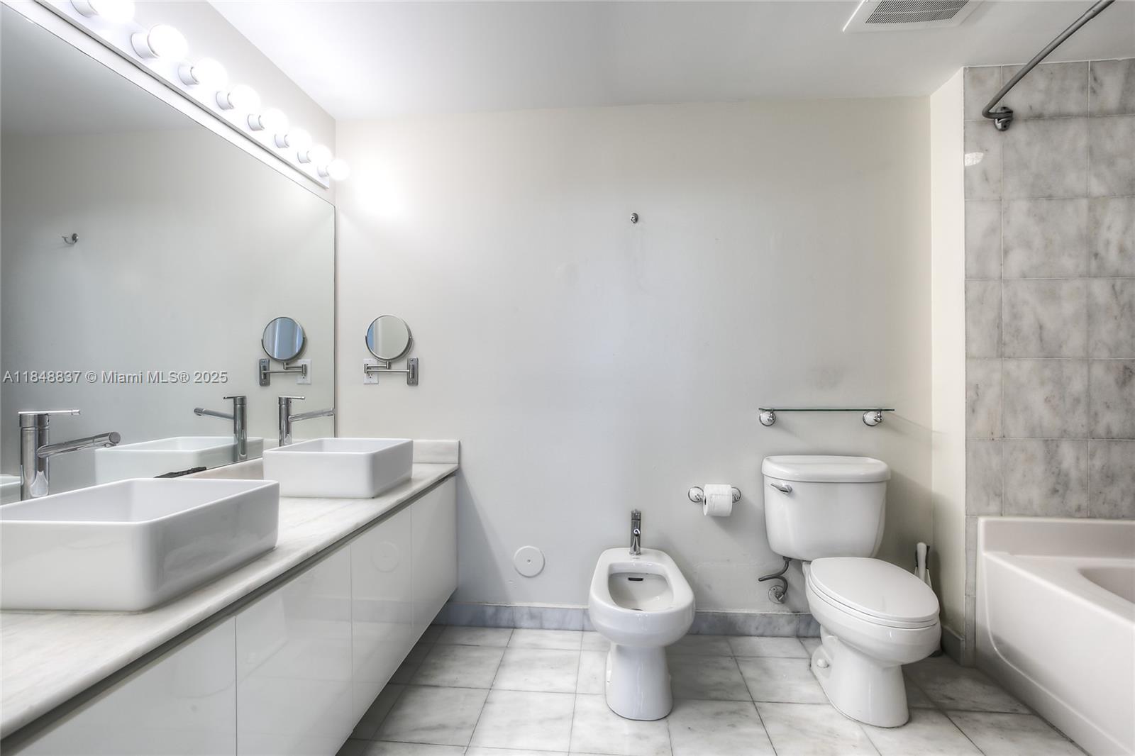 BLUE CONDO - Residential