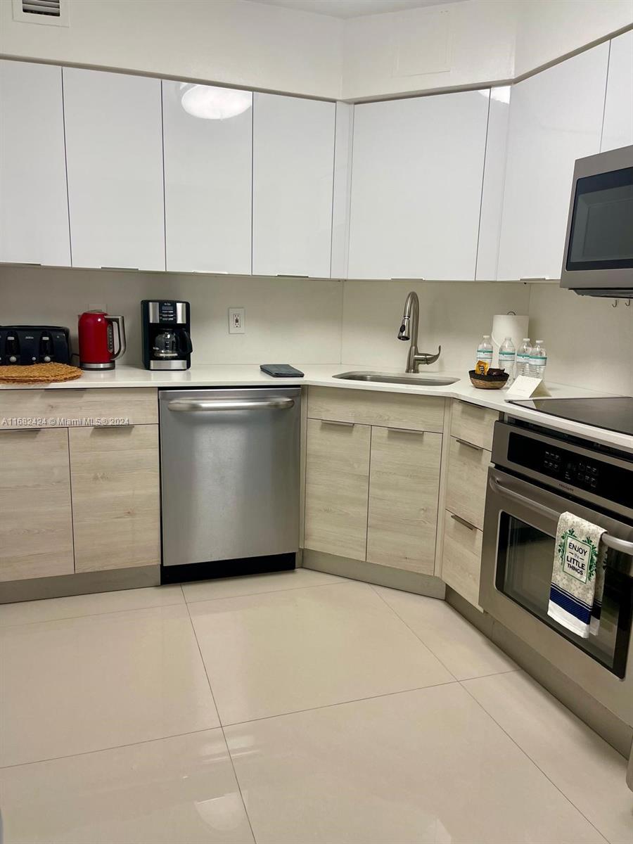 5225 Collins Ave 515