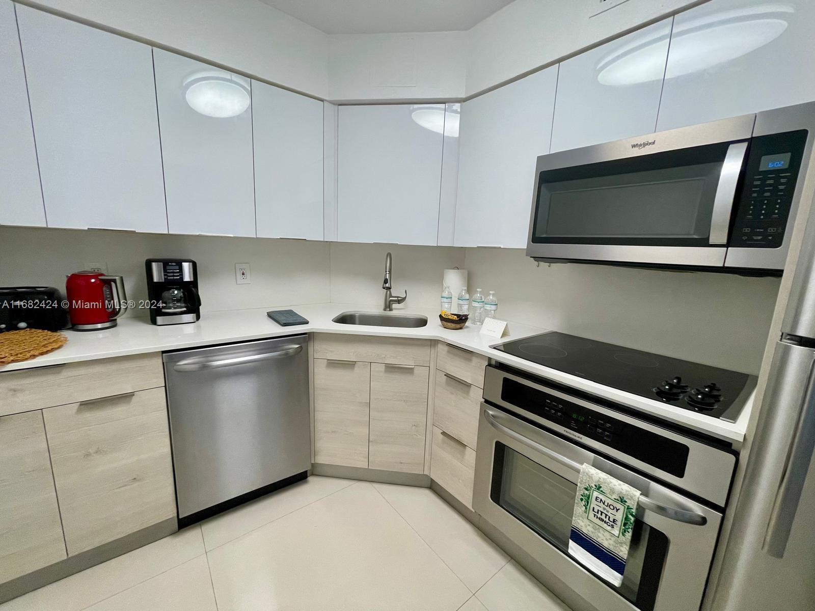 5225 Collins Ave 515