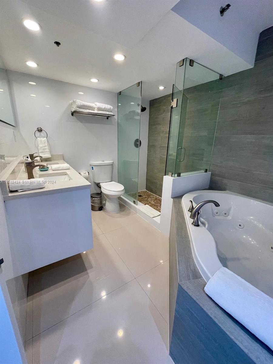 5225 Collins Ave 515