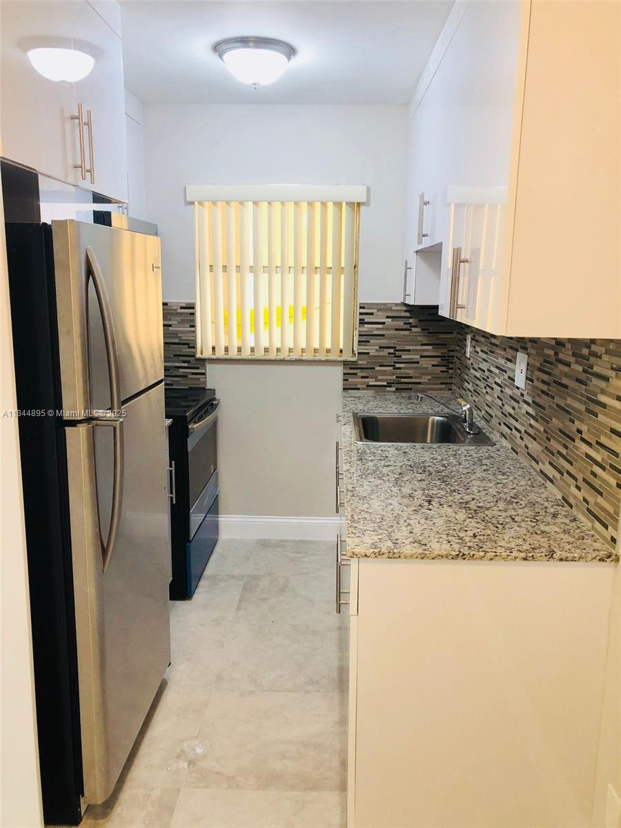 Beautiful and remodeled in a quiet neighborhood. Just minutes away from Hollywood Beach, shops, downtown, banks, highways, tri-rail and memorial hospital. EASY TO SHOW, QUICK SAME DAY MOVE IN !! FIRST 15 DAYS ARE FREE!!!