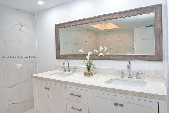 TURNBERRY TOWERS CONDO - Residential