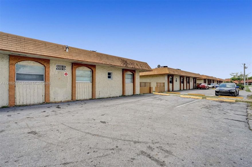 Special move-in offer: Get 1 month free when you apply within 24 hours after viewing the unit. Move in with just the first month and one deposit. Fully renovated 2-bedroom, 1-bathroom unit featuring a washer and dryer inside the unit for your convenience. Bright, clean layout with modern finishes throughout. Located in a quiet area with easy access to shops, restaurants, and main roads. Move-in ready.