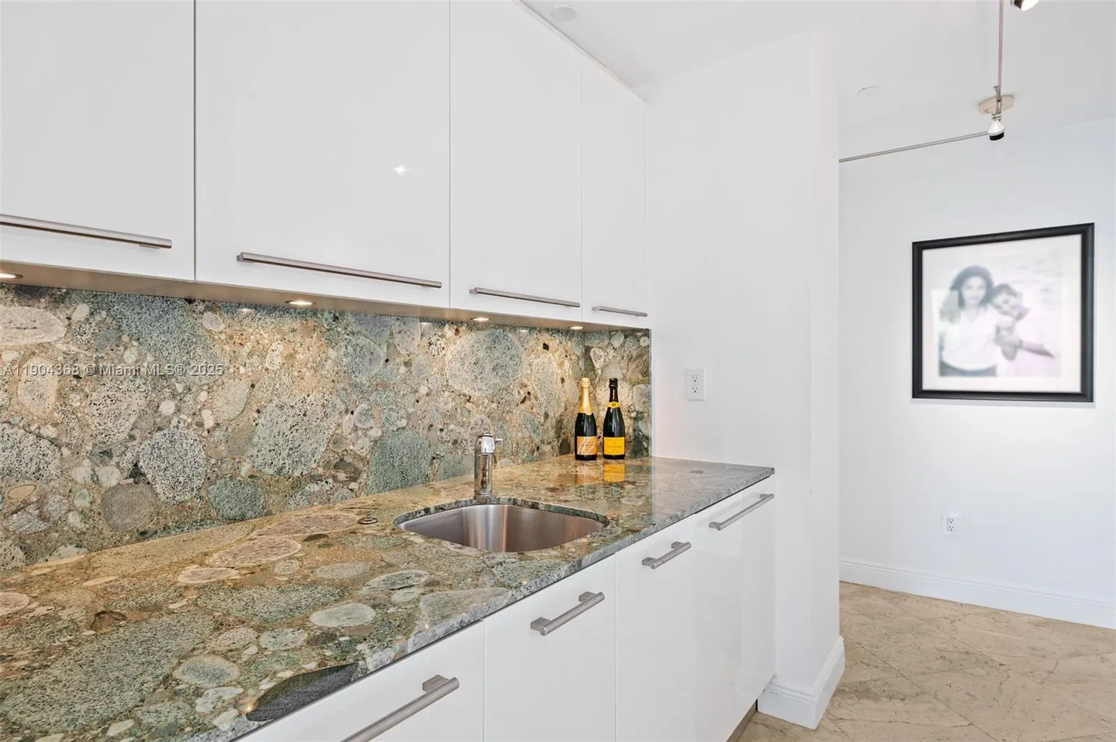 Miami, Florida 33133, United States, 2 Bedrooms Bedrooms, ,3 BathroomsBathrooms,Residential,Active,239581