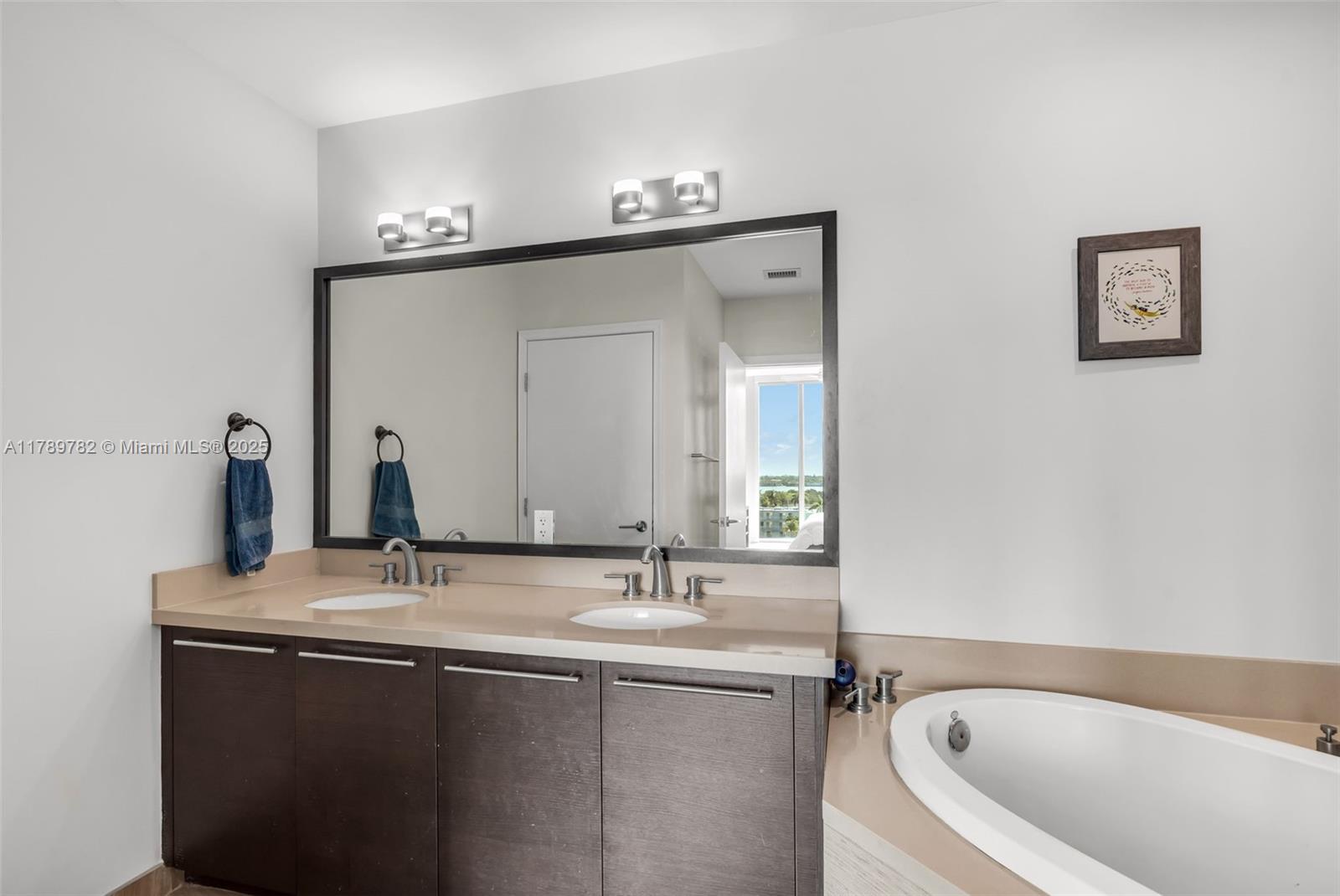 ELOQUENCE ON THE BAY COND - Residential