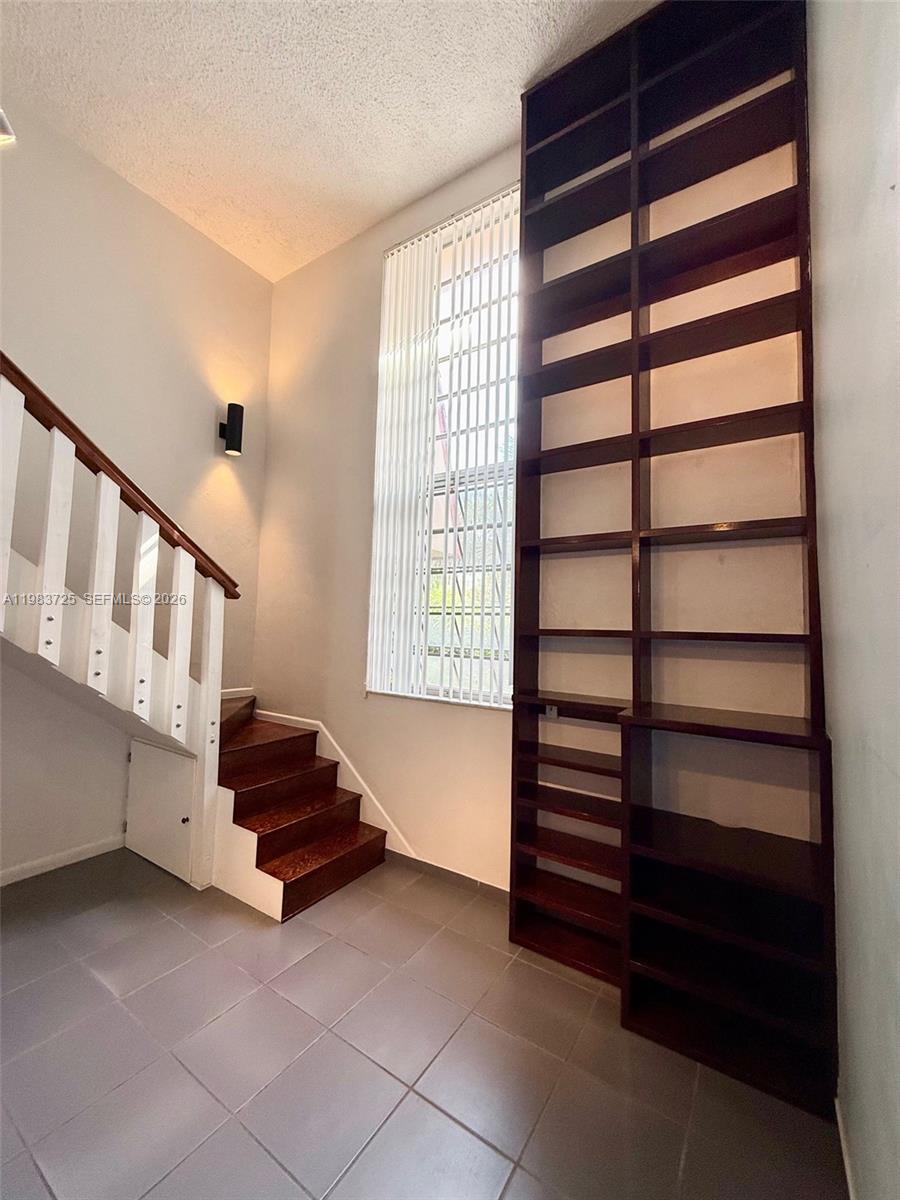 335 NAVARRE CONDO - Residential Lease