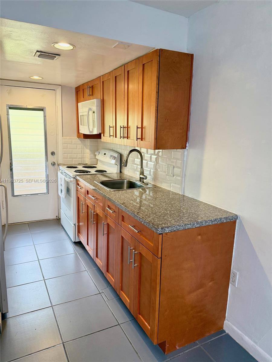 335 NAVARRE CONDO - Residential Lease