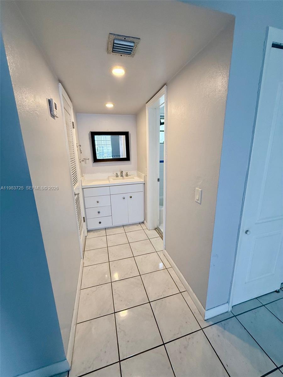 335 NAVARRE CONDO - Residential Lease