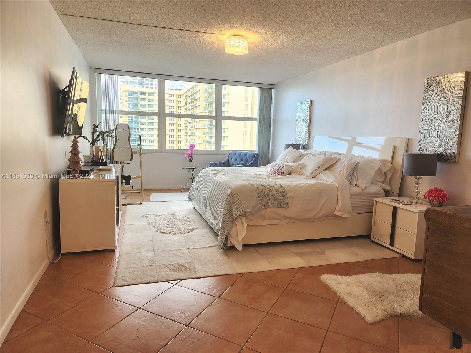 AQUARIUS CONDO - Residential