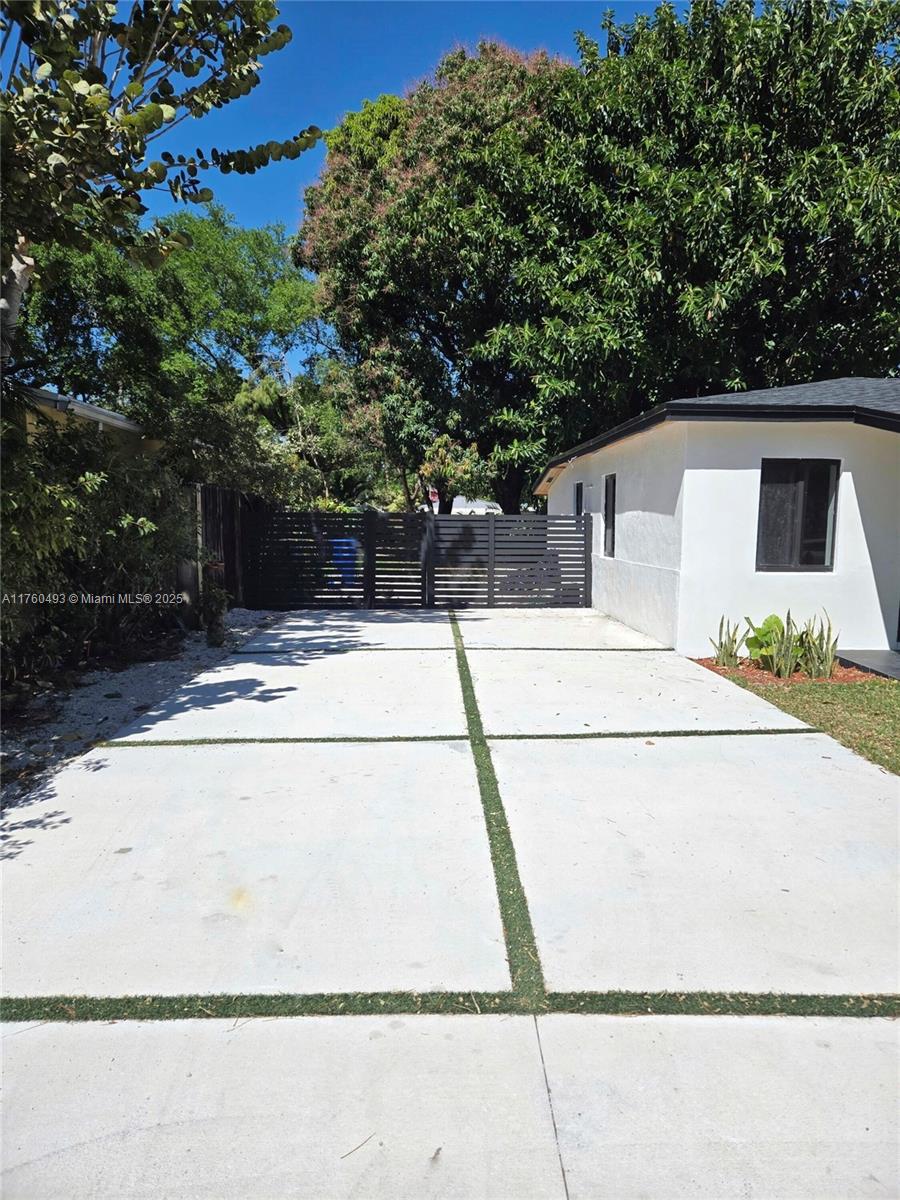 WHITE ACRES - Residential
