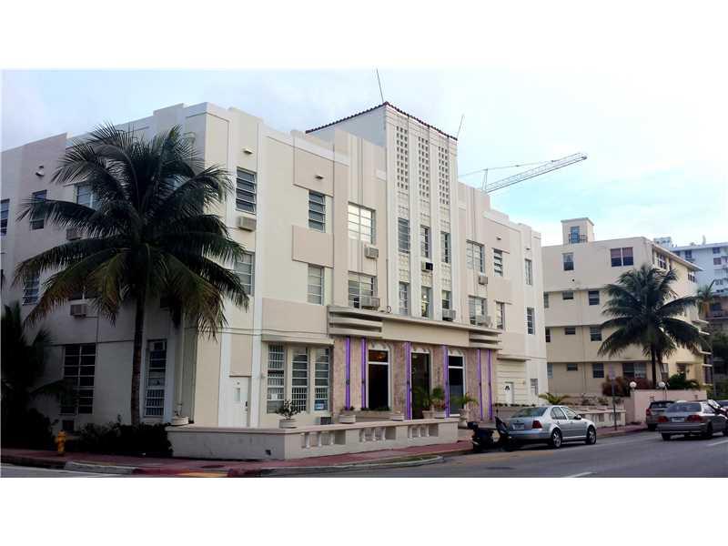 Beautiful Studio on in-demand Indian Creek Dr. Popular area of Miami Beach with a Short Walk to the Beach, Intracoastal, Shopping, Entertainement & Public Transportation. Bus stop across the street. Awesome Intracoastal View!