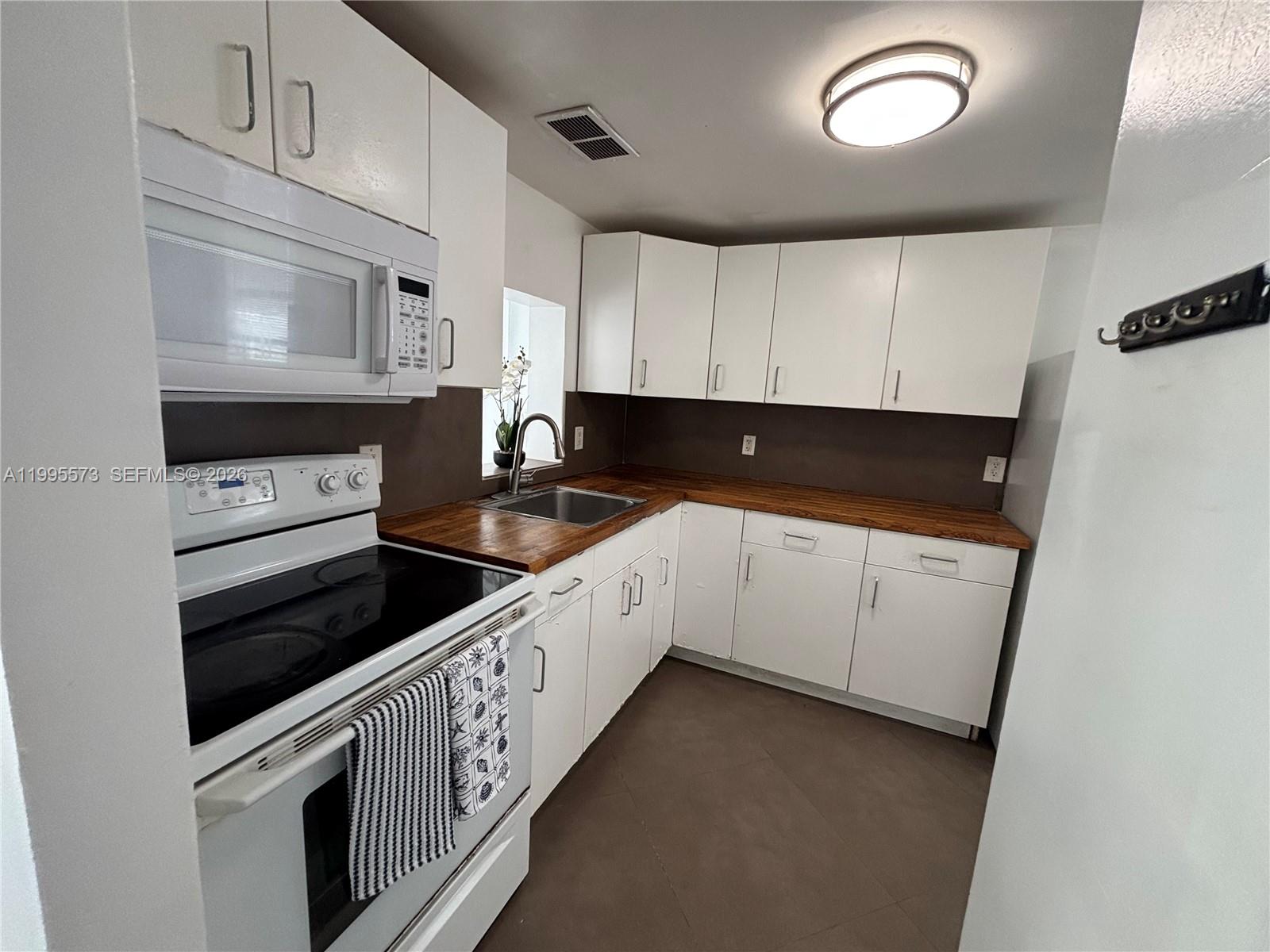 EASTERN SHORES WHITE HOUS - Residential