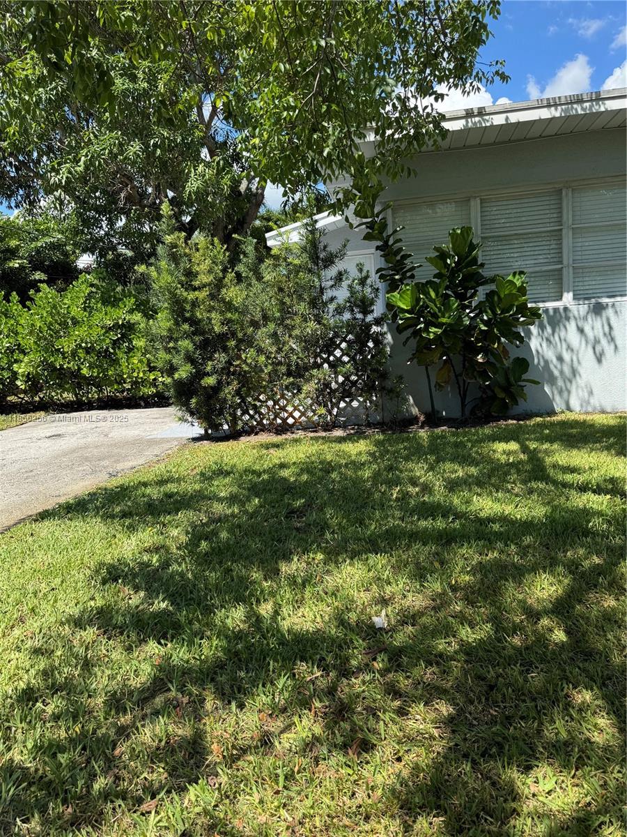 **SPACIOUS and LARGE** in the heart of Fort Lauderdale-Tarpon River, this unit has plenty of natural ligth and nice yard to enjoy with family and friends. It was renovated two years ago>>the laundry is inside the uni.
Can be rented for six months or more.