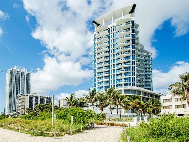 Beautiful condo with 2 bedrooms and 2 bathrooms. Spectacular amenities including oceanfront pool, gym, Jacuzzi, valet and 24 hrs security. Excellent location.