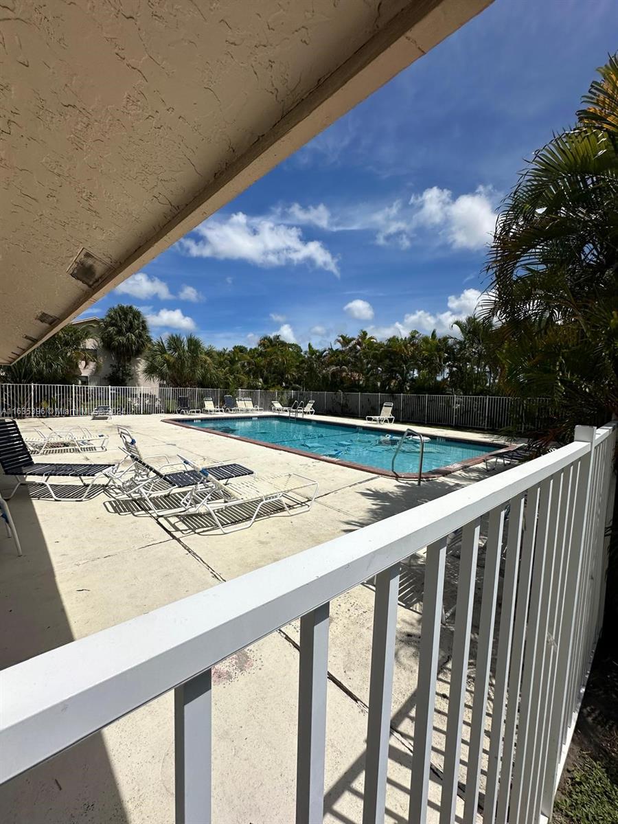 Great unit for rent in Green Acres area, 2 Beds 1.5 bath, ready to move in, beautiful kitchen , bright unit, Quiet area. Community pool , and much more schedule and show it today.