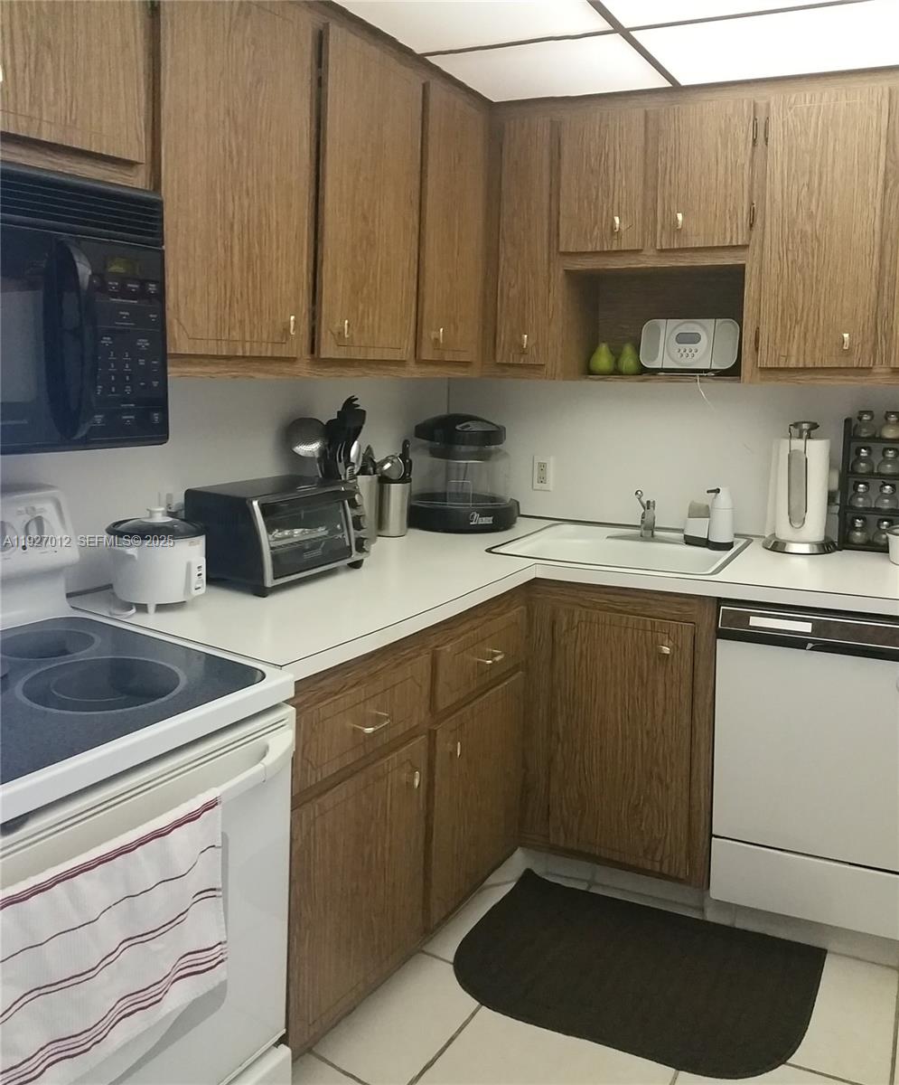 3675 N Country Club Dr 2005