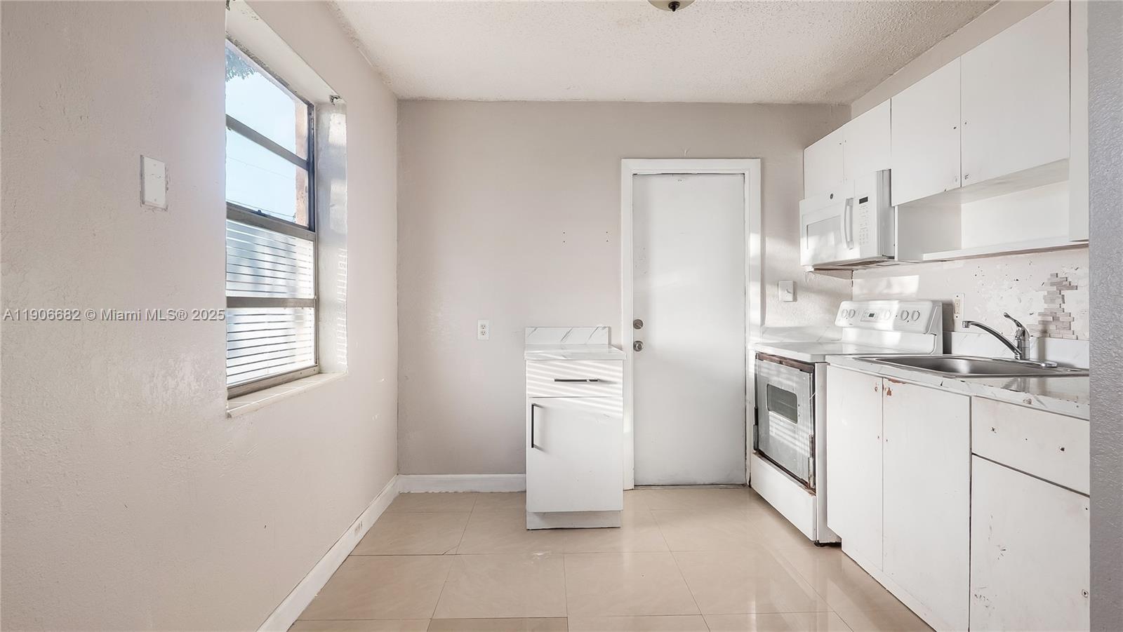 TOWN OF MODELO (DANIA) B- - Residential Income