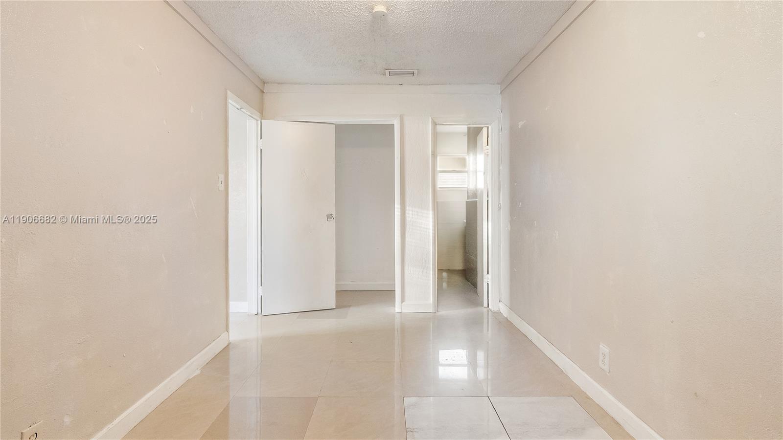 TOWN OF MODELO (DANIA) B- - Residential Income