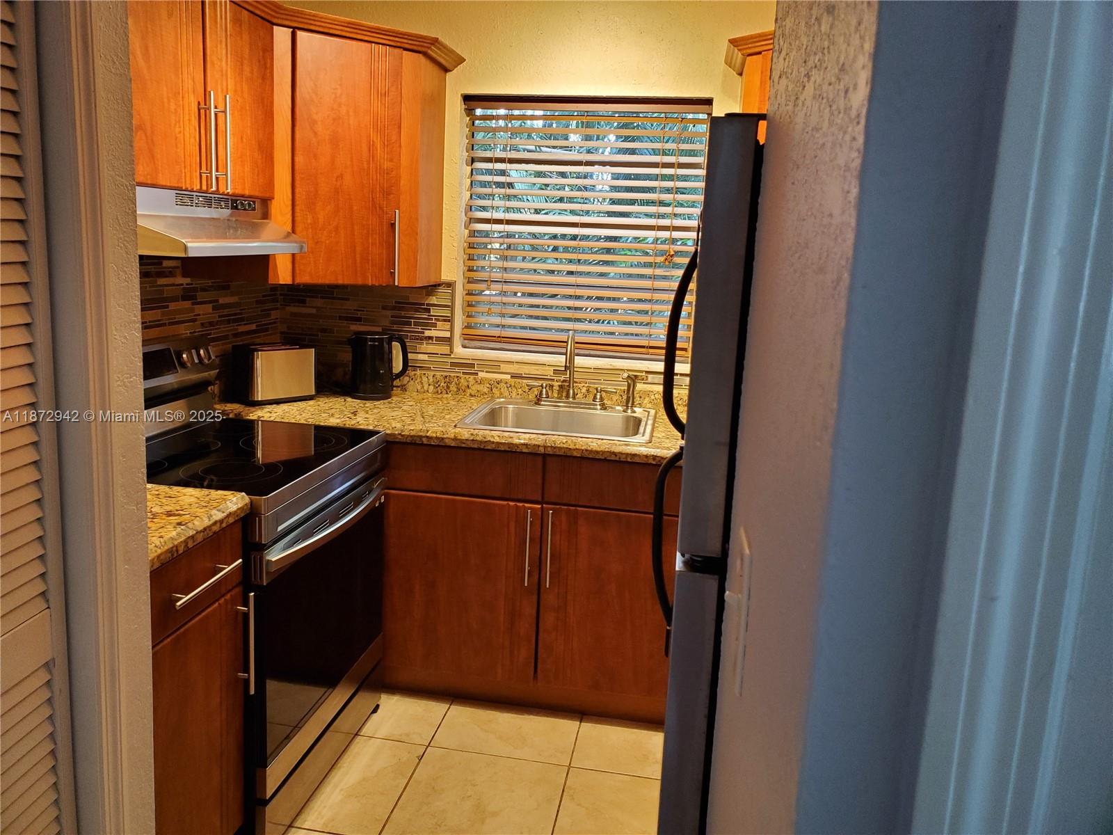 Super nice remodeled unit without popcorn ceiling ,new kitchen with a premium appliances ,both remodeled bathrooms, tile floor all around. Great area around!!. 10 min from shops,park and beach.