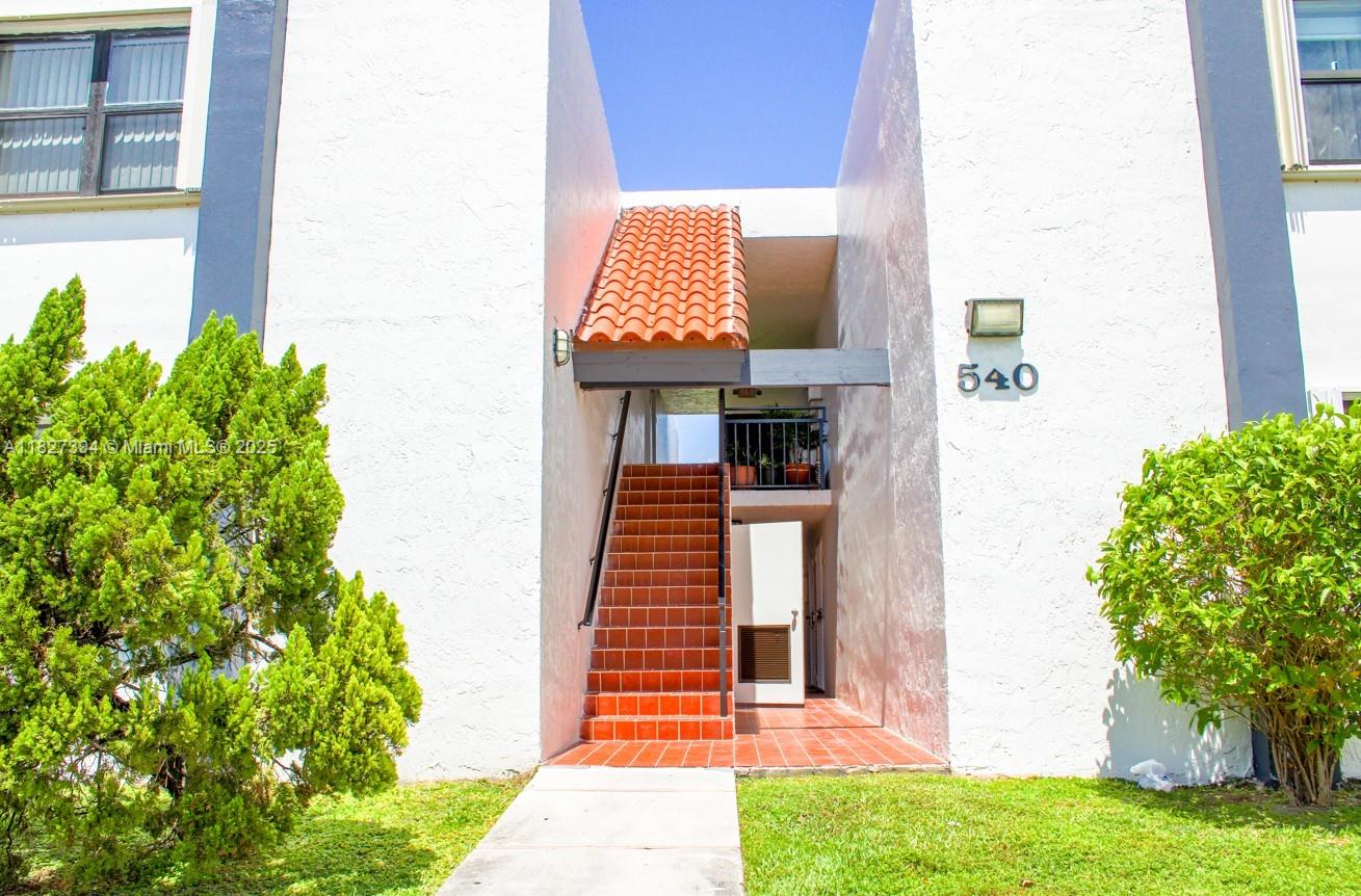 Welcome to this charming and spacious 2 bed-1 bath condo in the desirable West Lake II Condo community. Located on the second floor, this unit offers an open layout with a split bedroom floor plan, tyle and vinyl floors throughout. An abundance of natural light. The kitchen includes a stainless-steel modern appliances, pantry and opens to a comfortable dinning, living space.