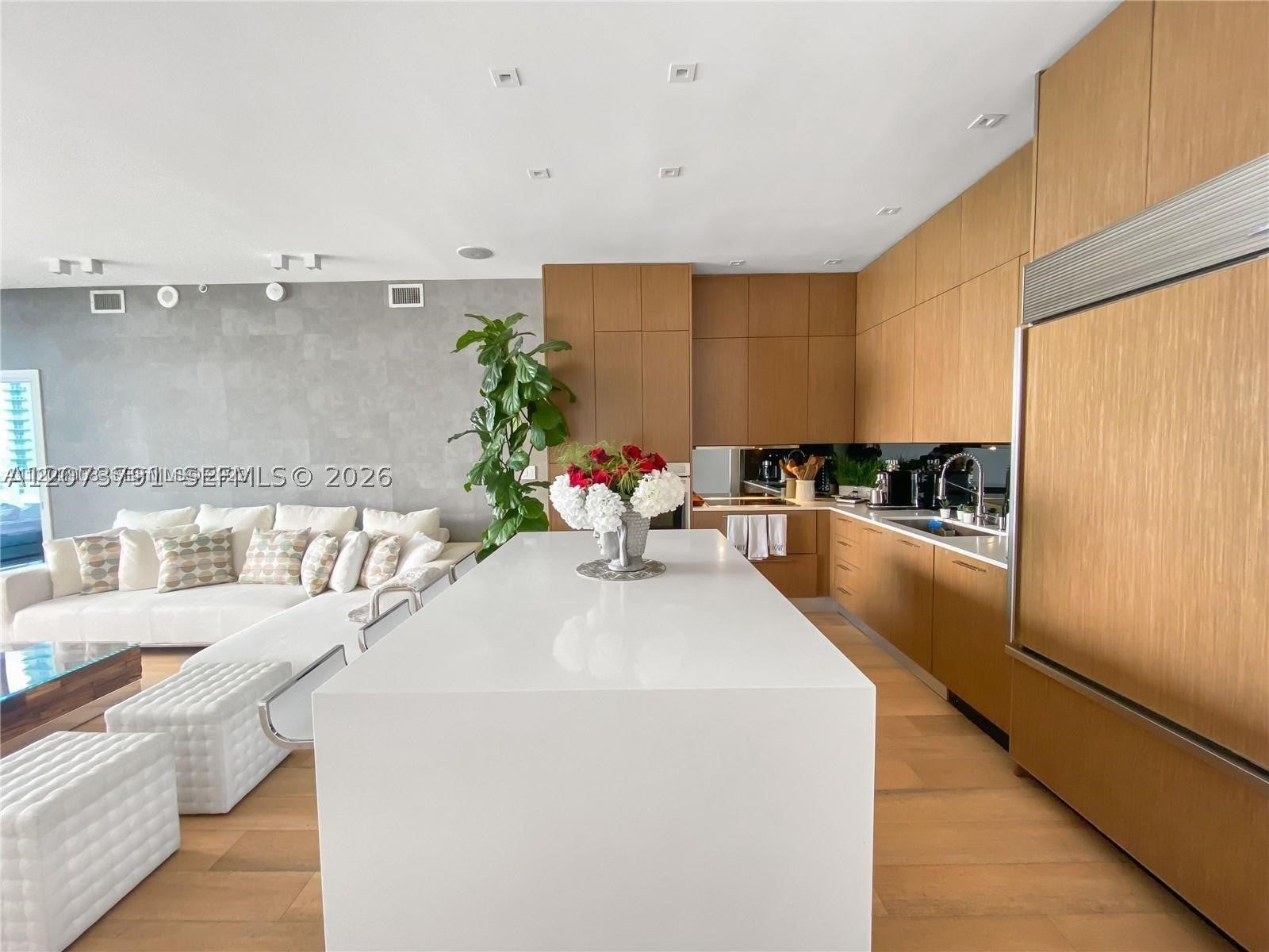 2020 N Bayshore Dr 1606