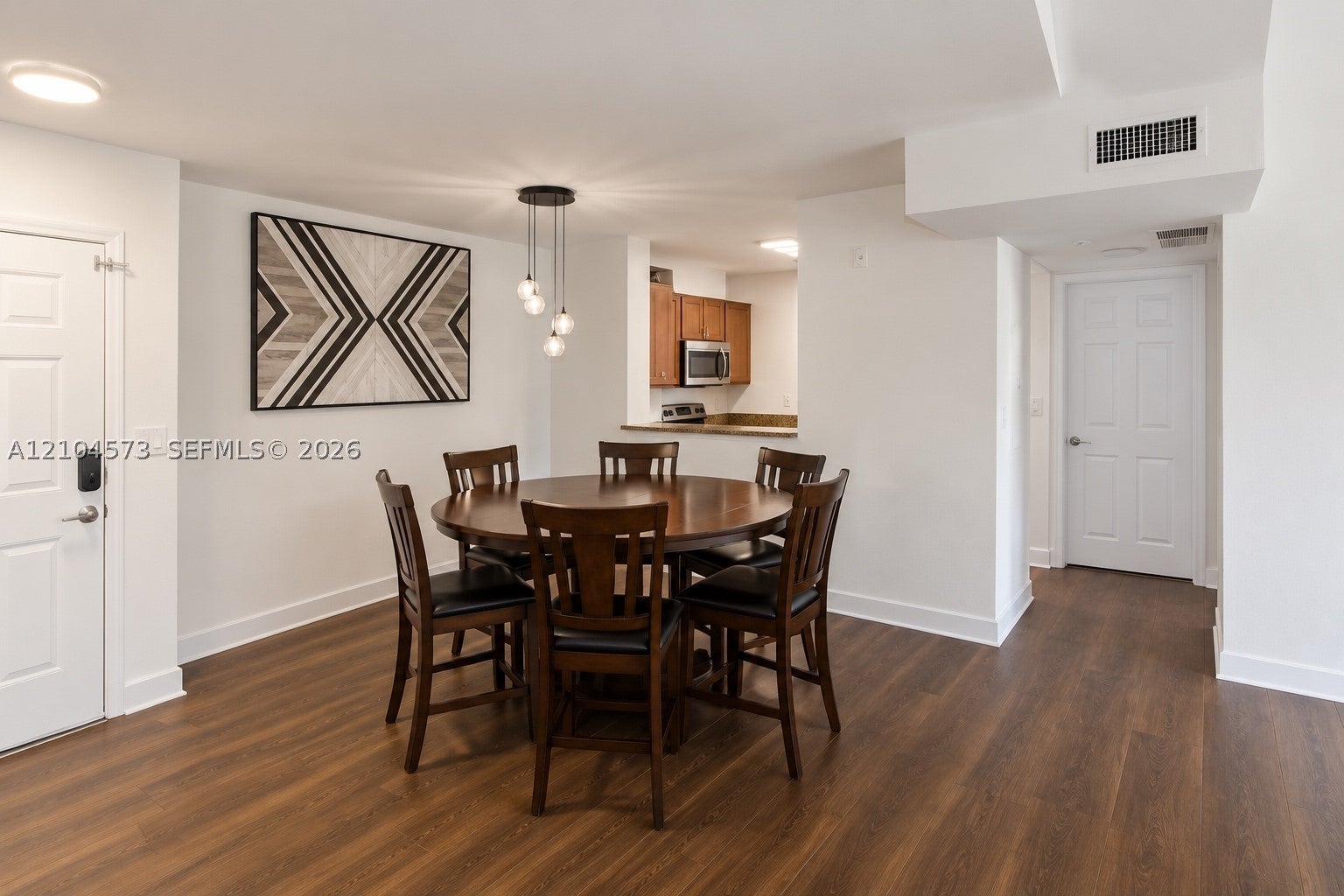 609 E Sheridan St 404