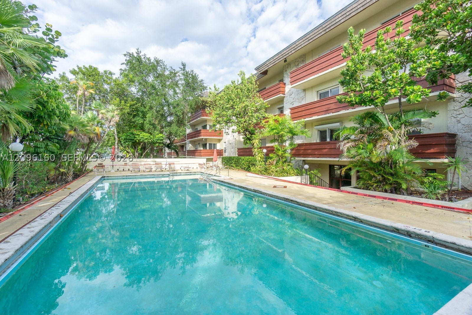 1205 Mariposa Ave 402