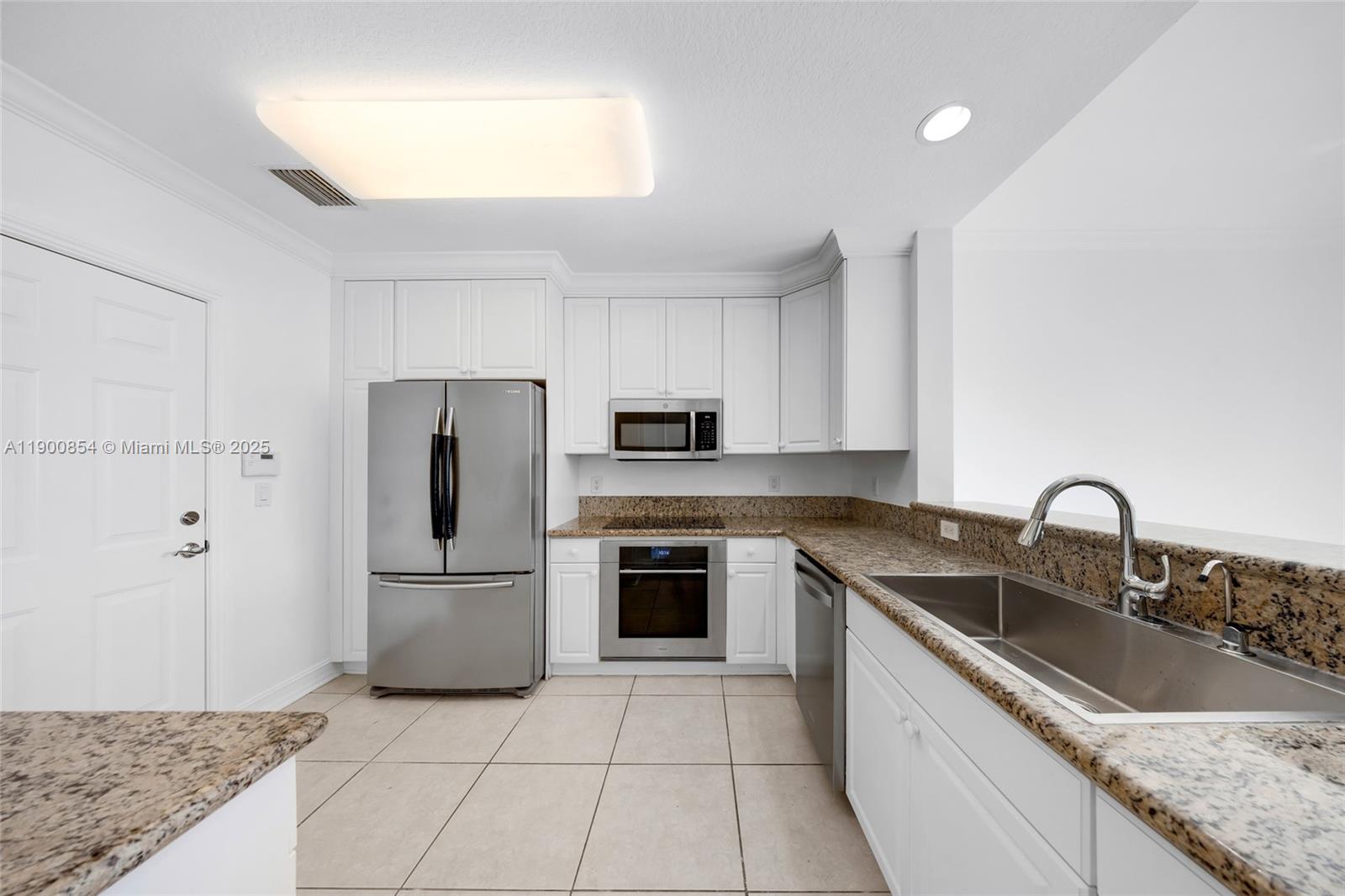 AVENTURA LAKES - PHASE II - Residential Lease