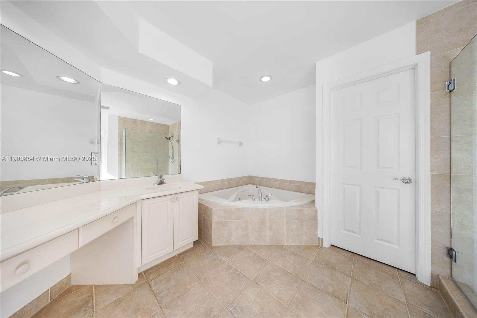 AVENTURA LAKES - PHASE II - Residential Lease