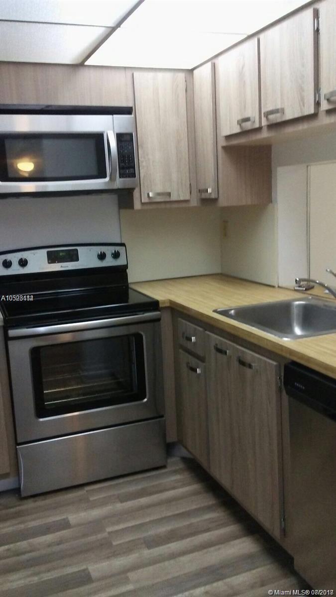 1 bedroom 1.5 baths condo unit. Parquet flooring with spacious living areas, bright kitchen. Washer and dryer in unit. Lake views from screened patio. Conveniently located nearby shopping, schools and major streets.