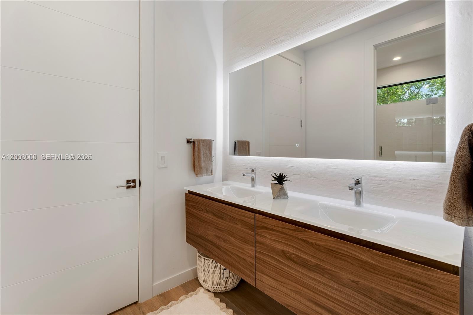 LINCOLN MANOR - Residential