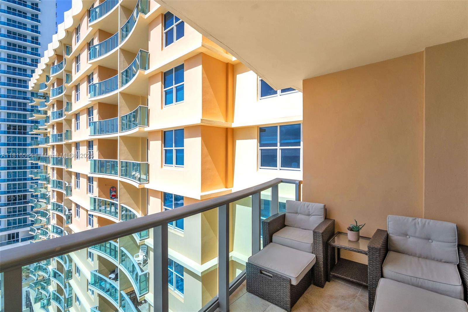 WAVE CONDO - Residential