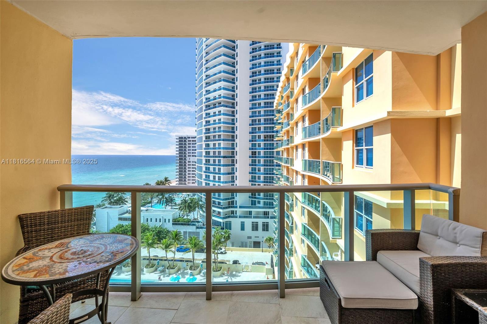 WAVE CONDO - Residential