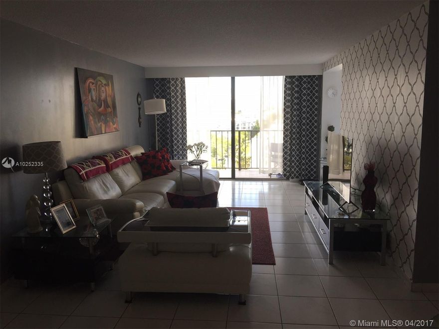 *****WINSTON TOWERS 600. 2/2 SPLIT, WITH AN OCEAN VIEW,REMODELED .EASY TO SHOW*****ACROSS THE STREET FROM THE OCEAN, WALKING DISTANCE TO THE PLAY GROUND,SCHOOL,PARKS, STORES AND RESTAURANTS.PUBLIC TRANSPORTATION.*****