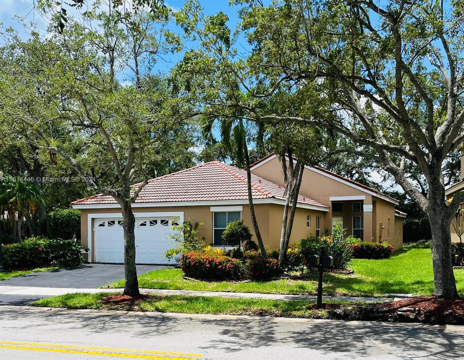 Single-family home 3/2 + 2-car garage, Gated community 24-hour security. This home features an open floor plan with living and dining. Large family room. Renovated Kitchen with wood cabinets, granite countertops, stainless steel appliances. Renovated bathrooms, separate Laundry room. The house is across the street from the A+ rated Weston elementary school and the pool. PD: You can easily add a fourth bedroom.