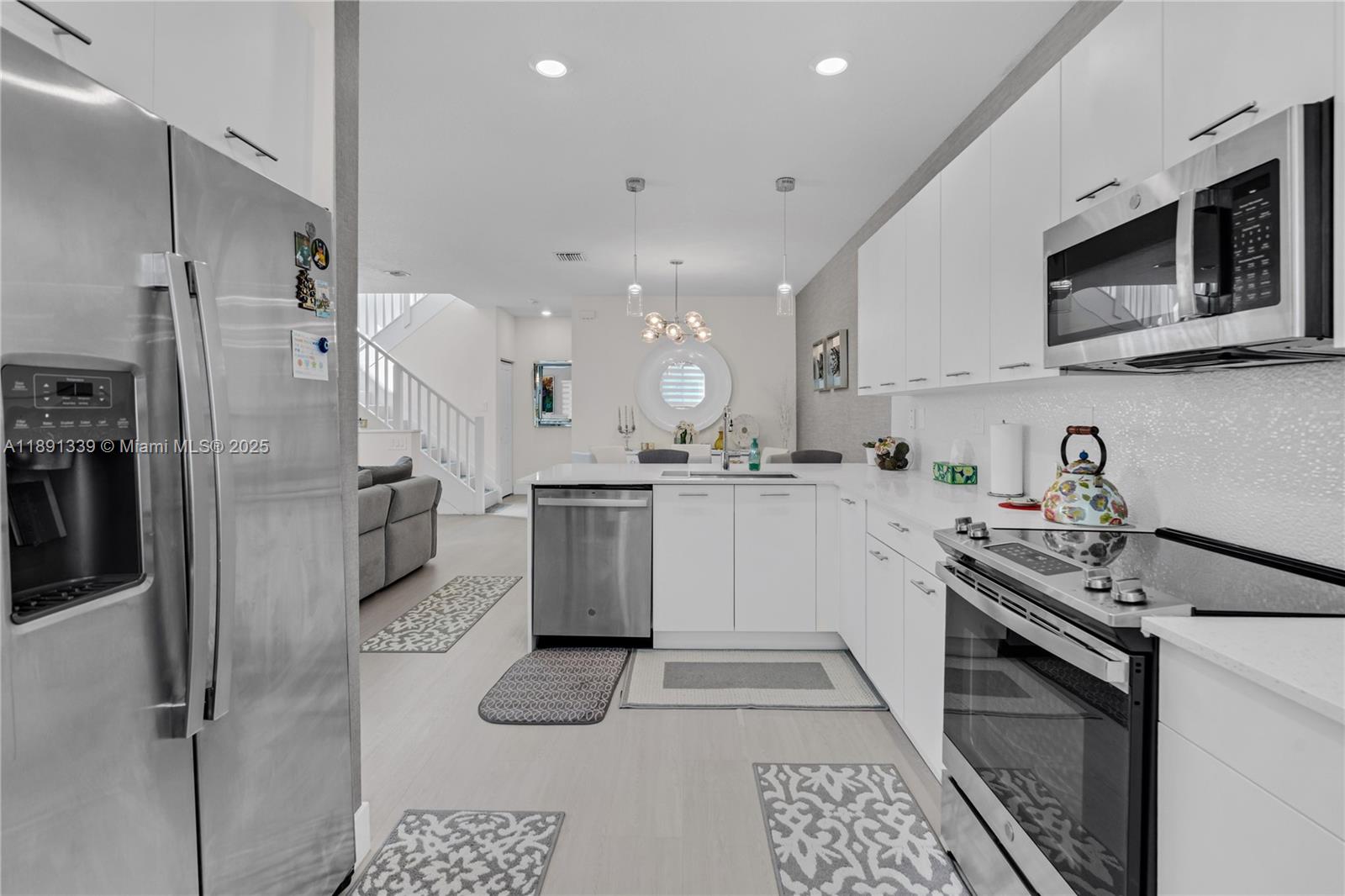 DOWNTOWN DORAL SOUTH PHAS - Residential Lease