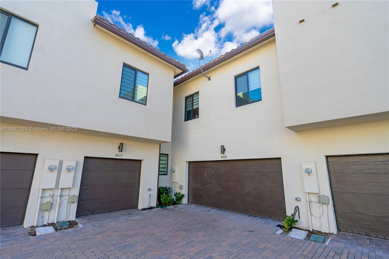 DOWNTOWN DORAL SOUTH PHAS - Residential Lease