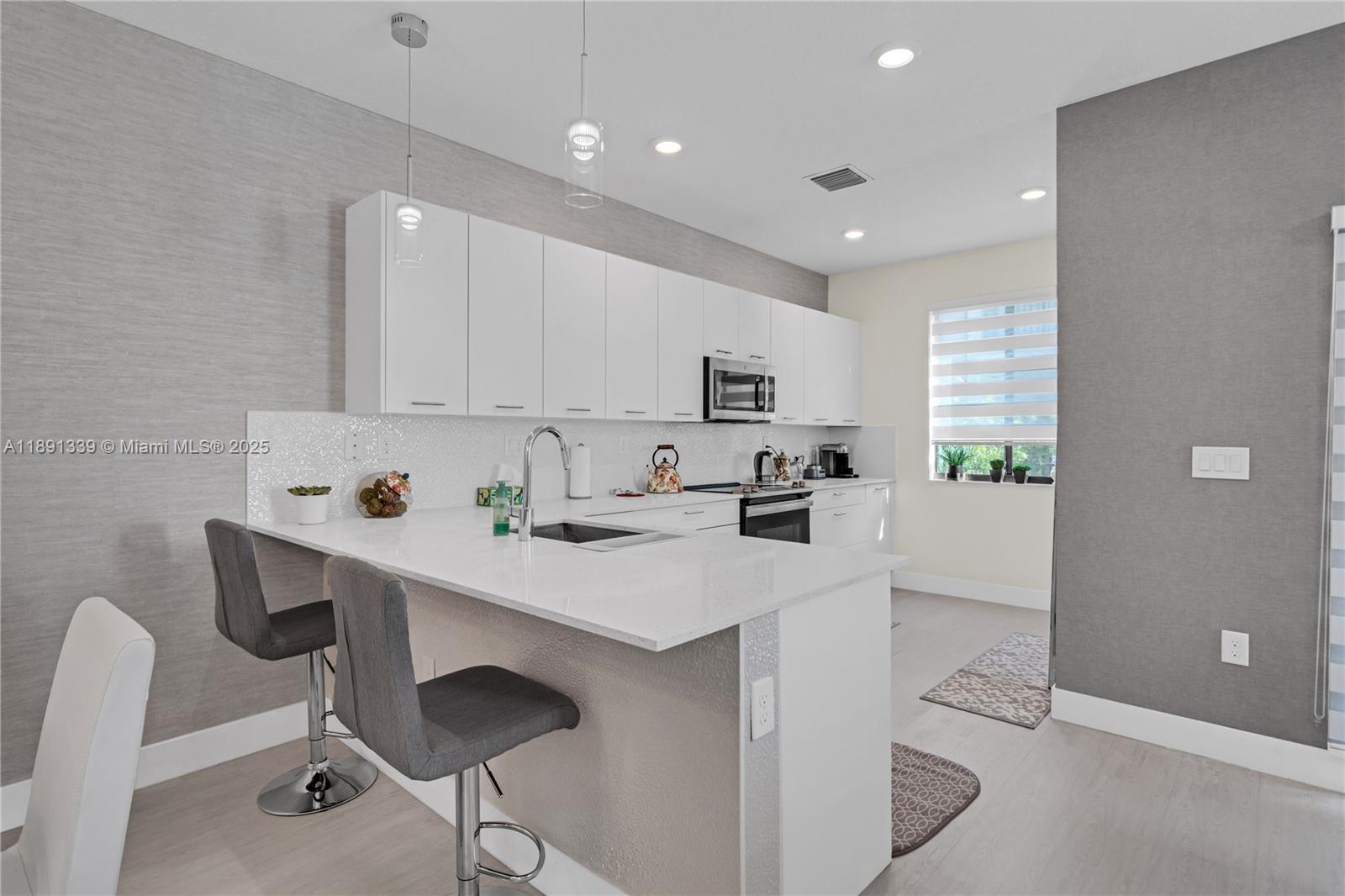 DOWNTOWN DORAL SOUTH PHAS - Residential Lease