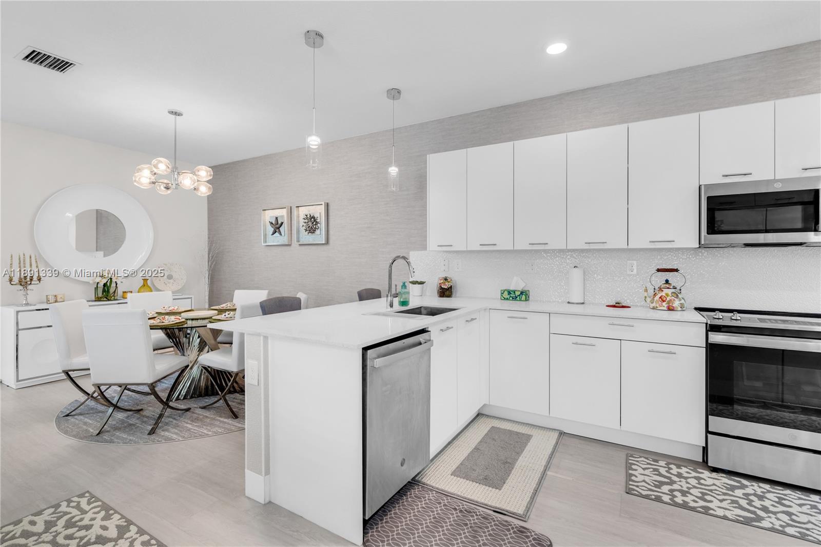 DOWNTOWN DORAL SOUTH PHAS - Residential Lease