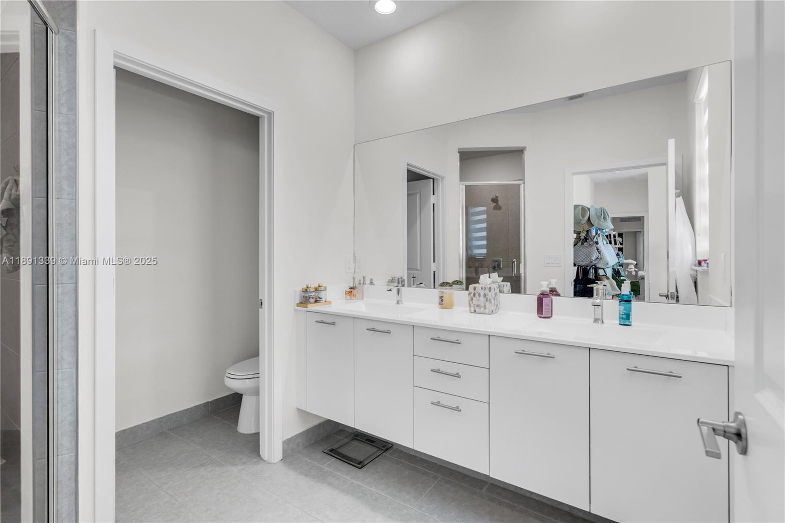 DOWNTOWN DORAL SOUTH PHAS - Residential Lease