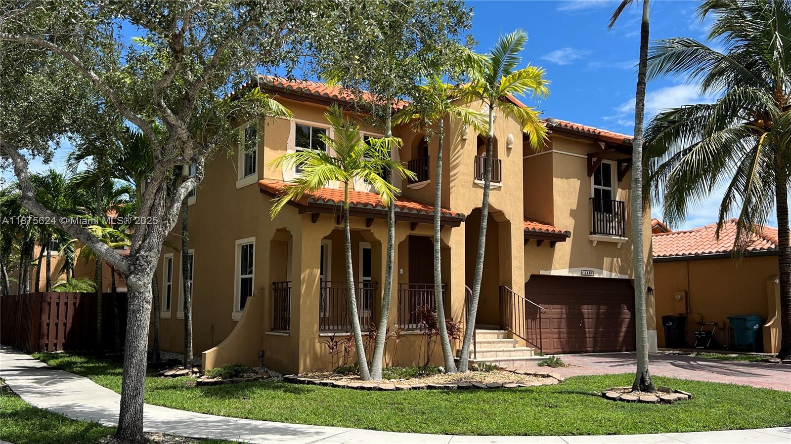 Nice corner unit at Venetian Isles - Bellagio. Two (2) car garages plus 2 parking outside, 2 AC, 1 bed/bath downstair, huge kitchen and fenced patio. Family room and comfortable beds upstairs.
Enjoy the community with beautiful green areas, clubhouse, community pool an more. Excellent location.
