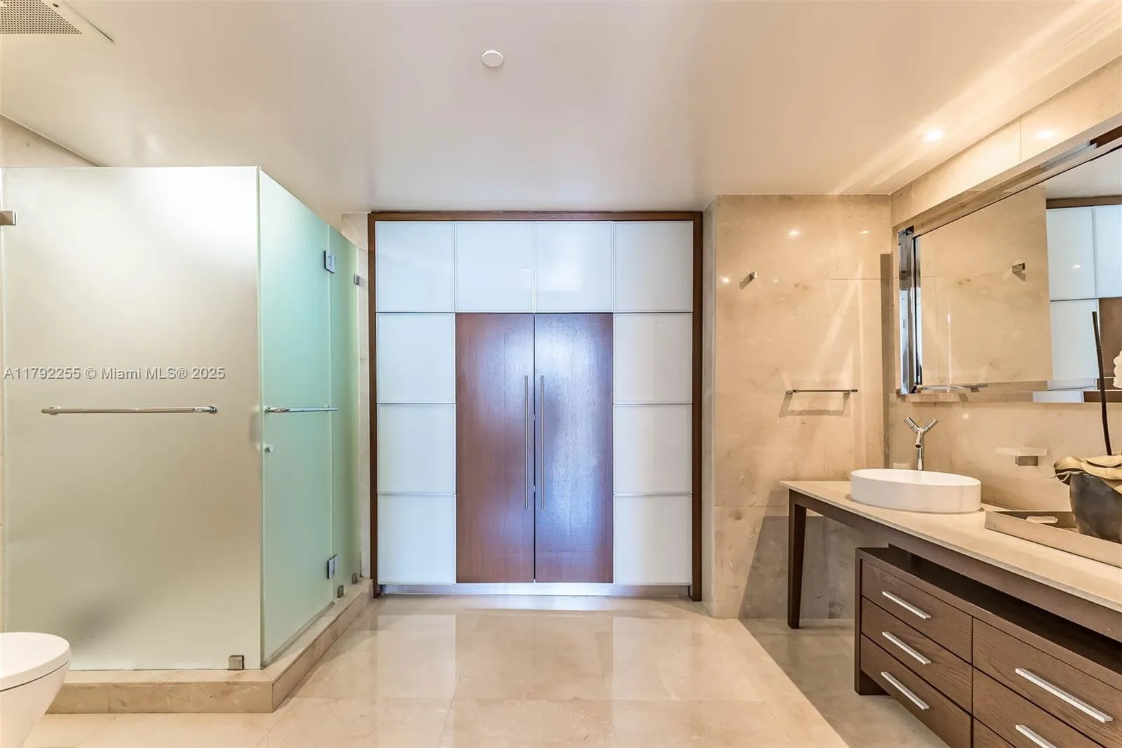 Miami, Florida 33131, United States, 3 Bedrooms Bedrooms, ,2 BathroomsBathrooms,Residential,Active,119986