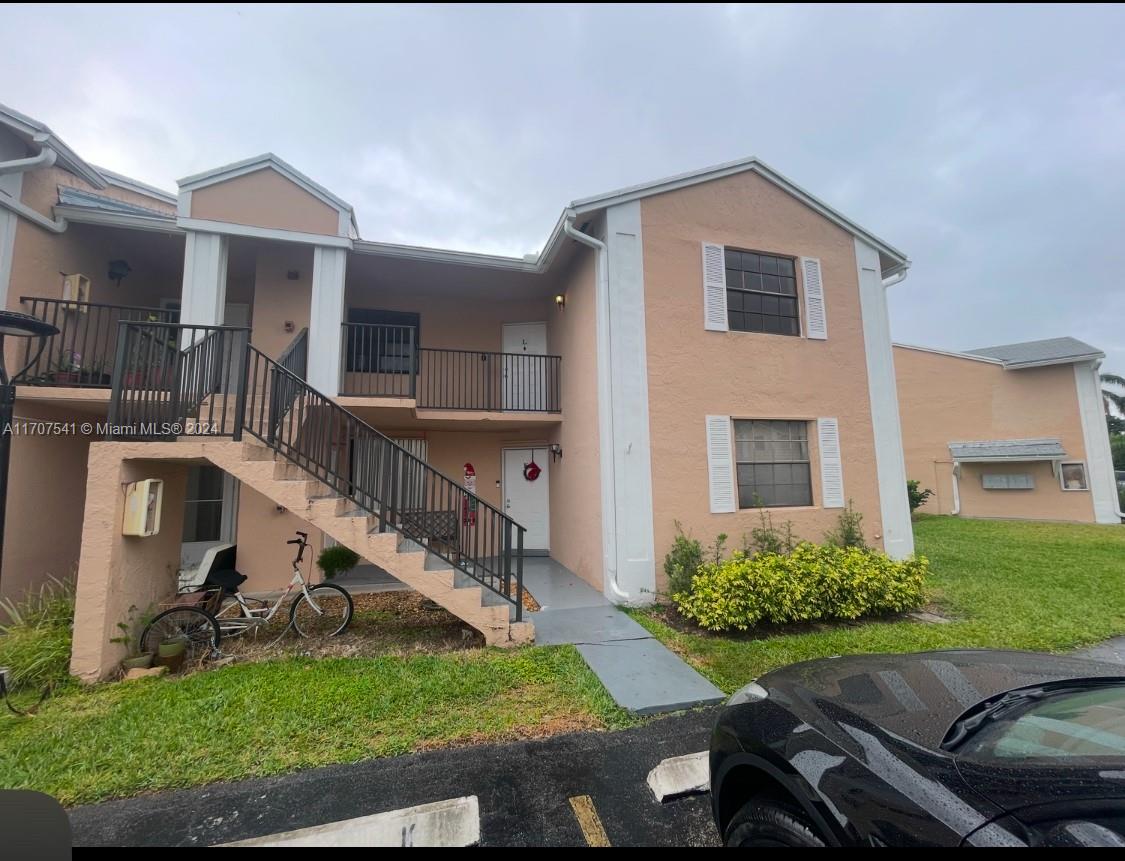 BEAUTY CONDO , POOL, GATED , SECURITY 24 HRS , 3/2 - BERY NIVE , TITLE FLOOR.