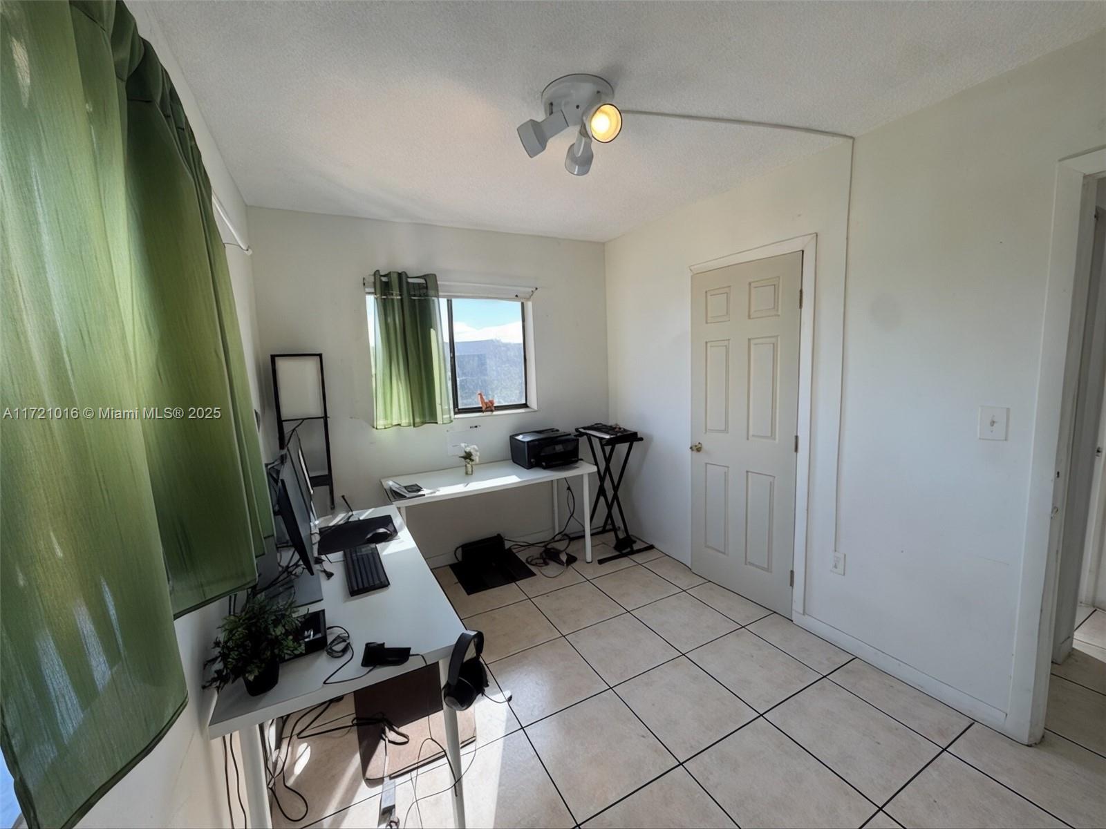 HORIZONS WEST CONDO #2 - Residential