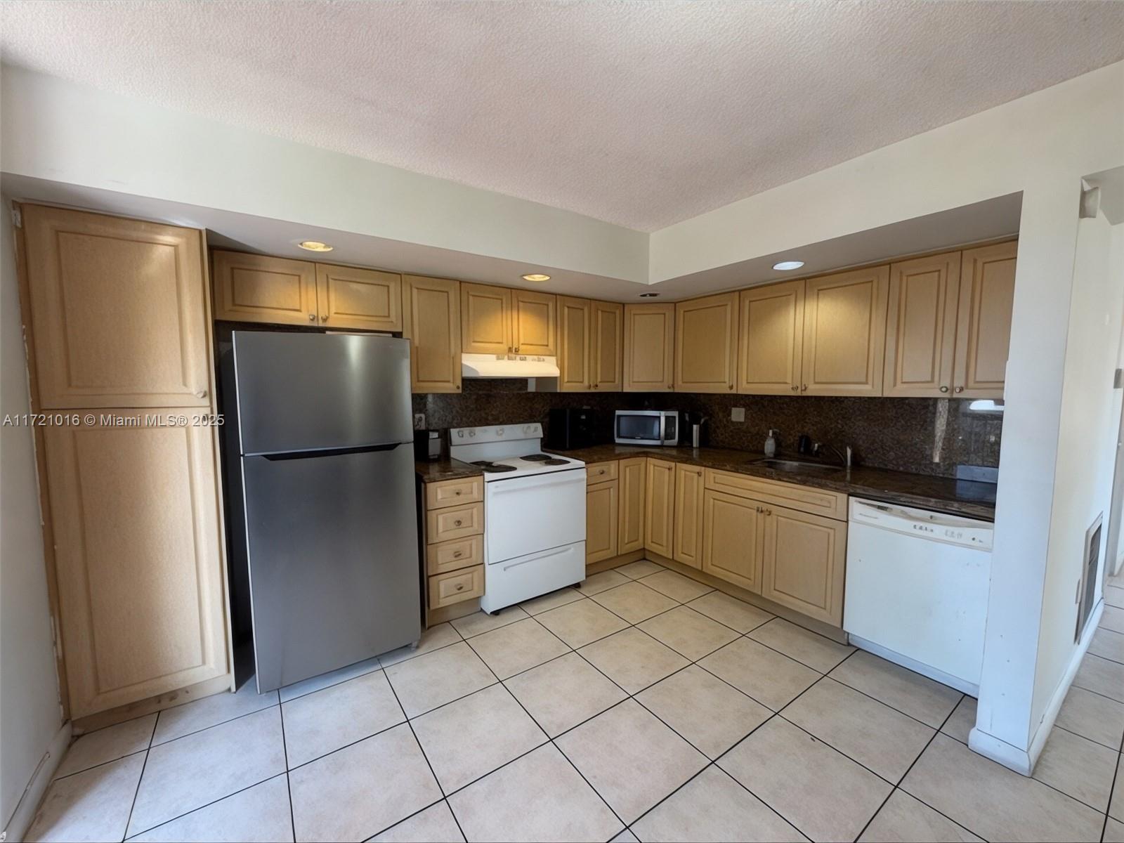 HORIZONS WEST CONDO #2 - Residential