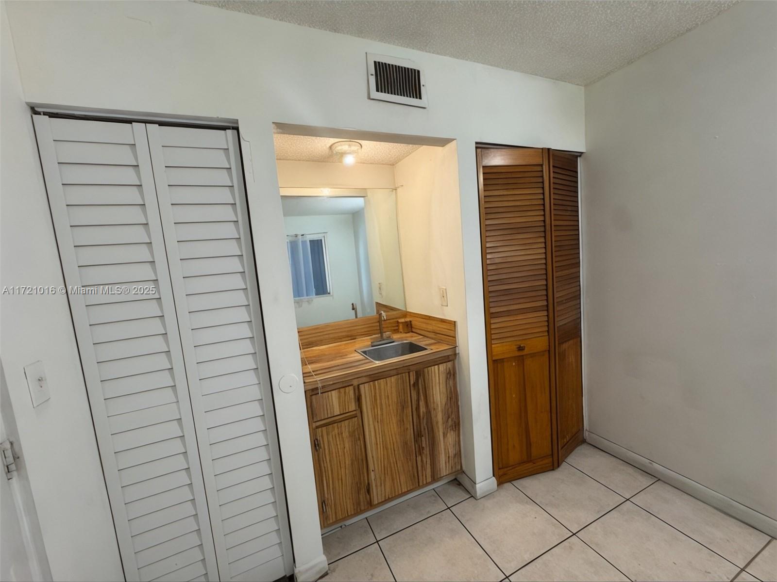 HORIZONS WEST CONDO #2 - Residential