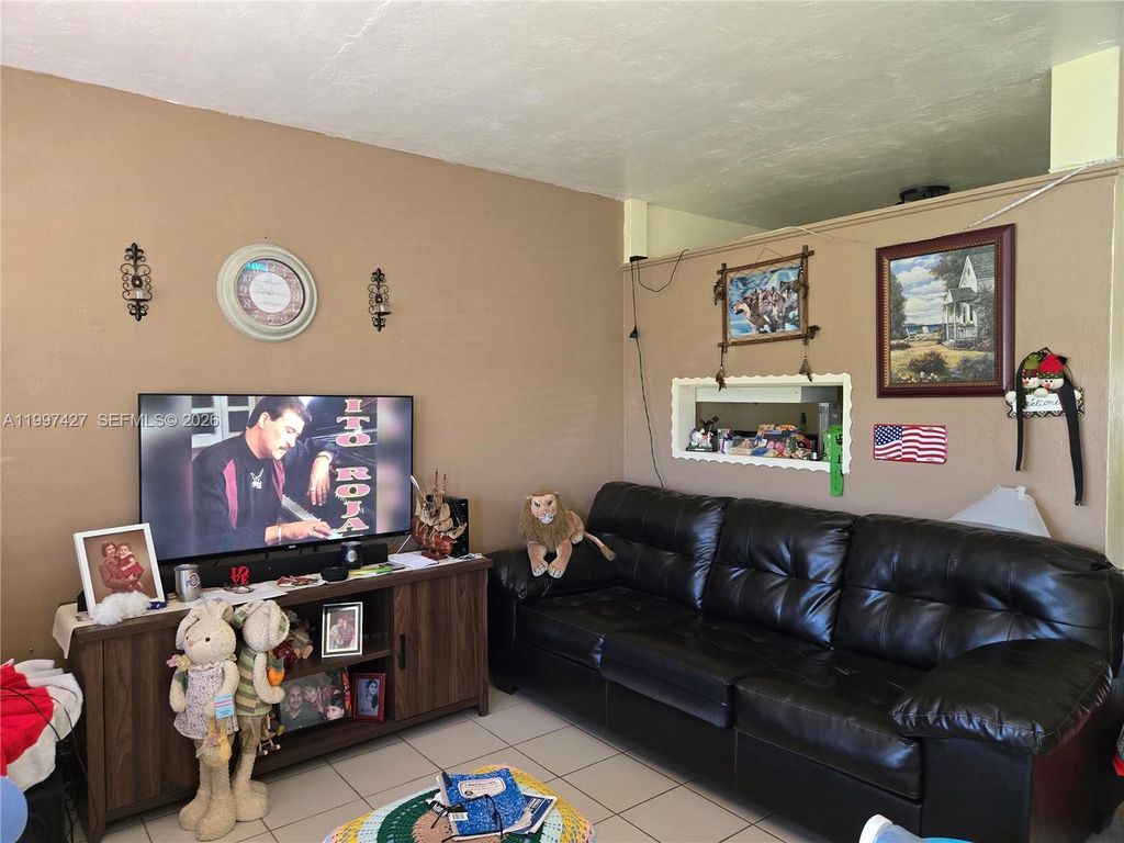 Photo of 820 SW 11th Ave #5B, Hallandale Beach, FL 33009 (MLS # A11997427)